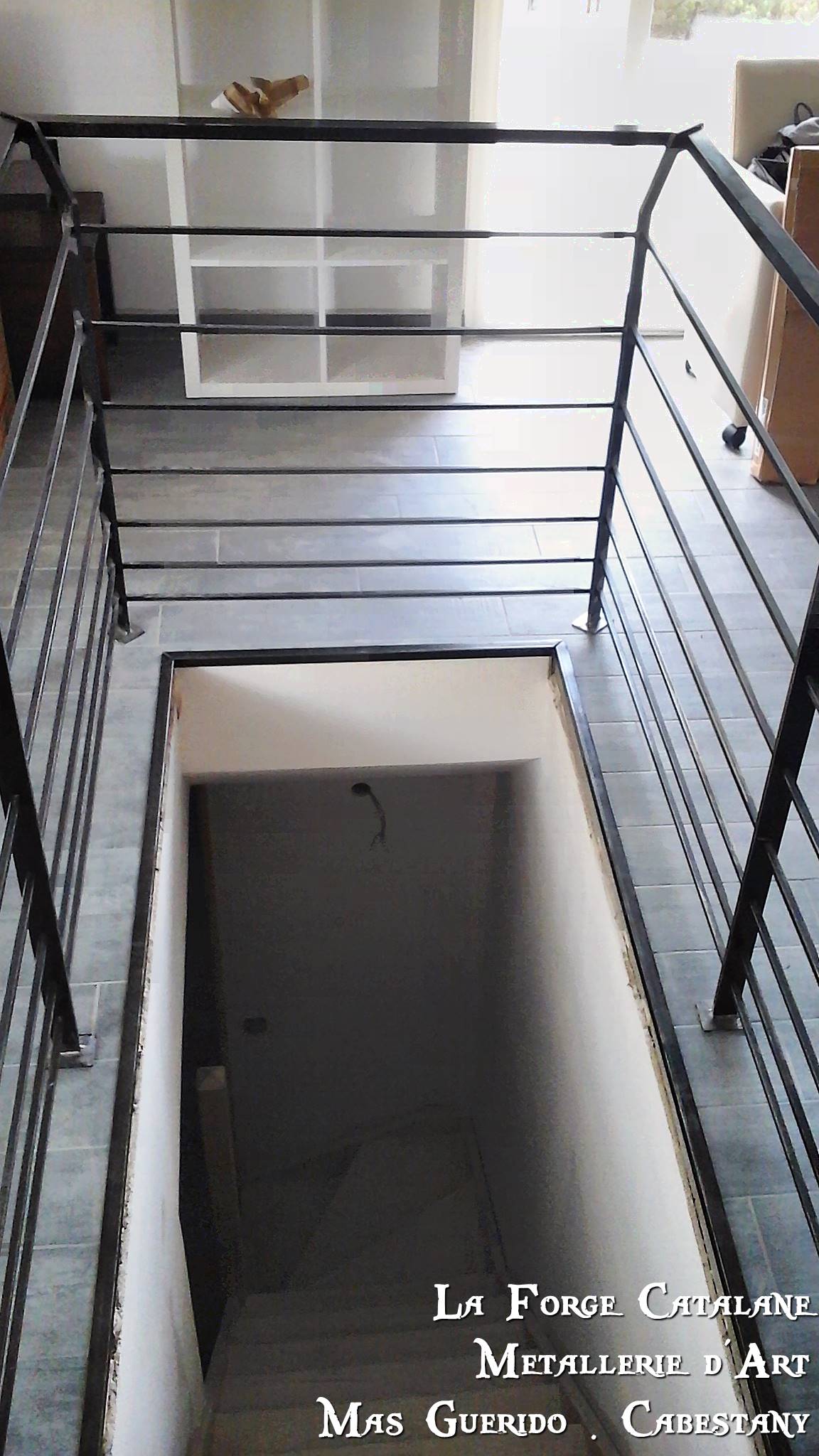 Garde corps main courante deportee lisses horizontale carre forge catalane2.jpg